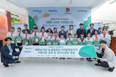 40 computers and many meaningful gifts presented to two schools in Hoa Vang, Da Nang